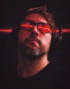 Retrato de Banhquez con iluminación roja